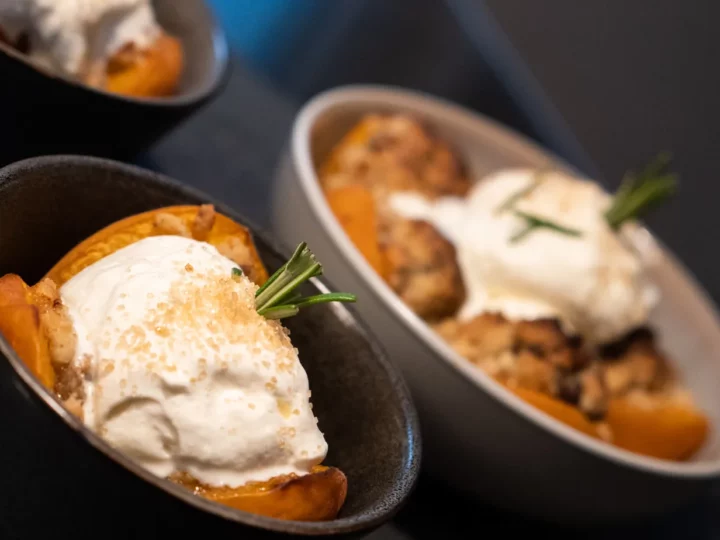 Abricot au four, crumble aux noix et chantilly au romarin