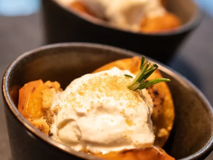 Abricot au four, crumble aux noix et chantilly au romarin — photo 8