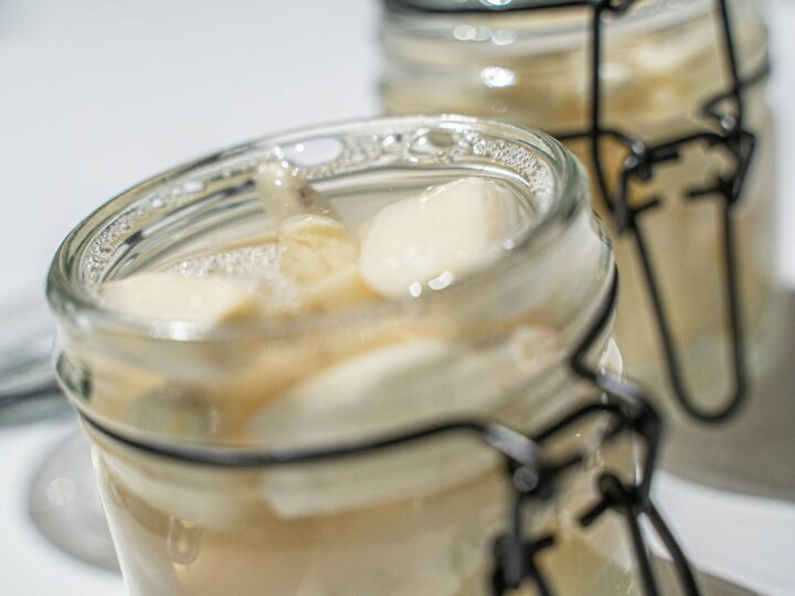 Ail en saumure : la recette antigaspi pour le garder un an