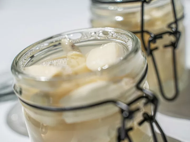 Ail en saumure : la recette antigaspi pour le garder un an