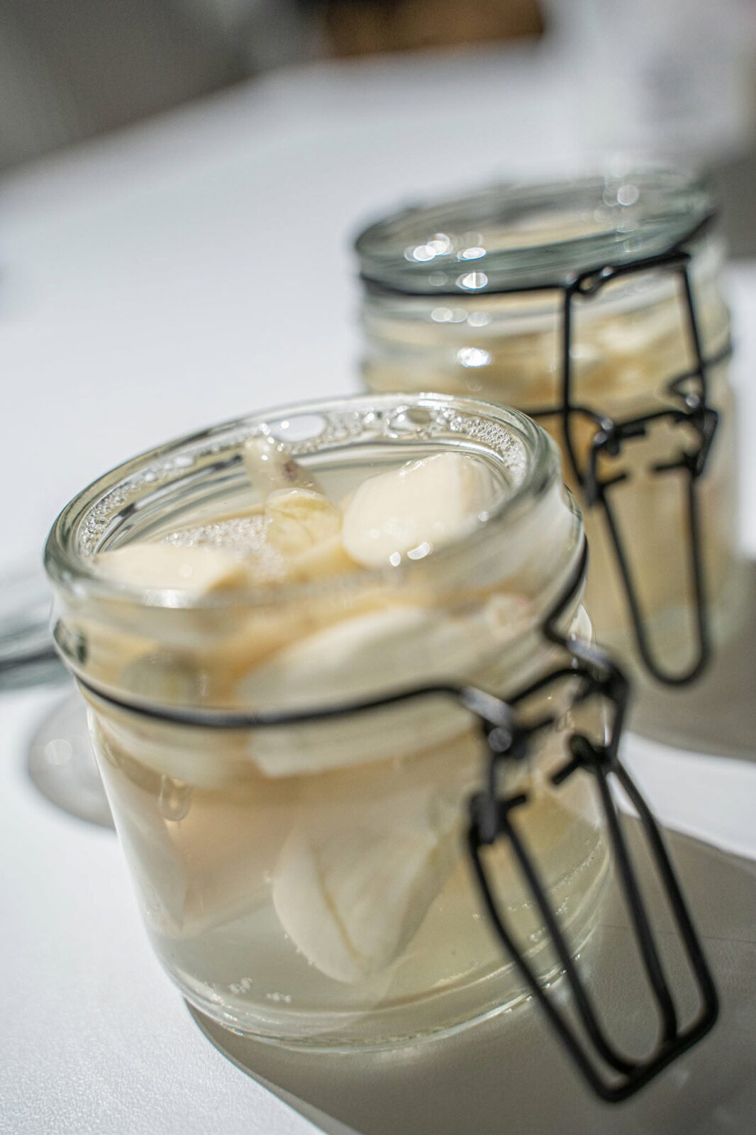 Ail en saumure : deux bocaux prêts à fermenter