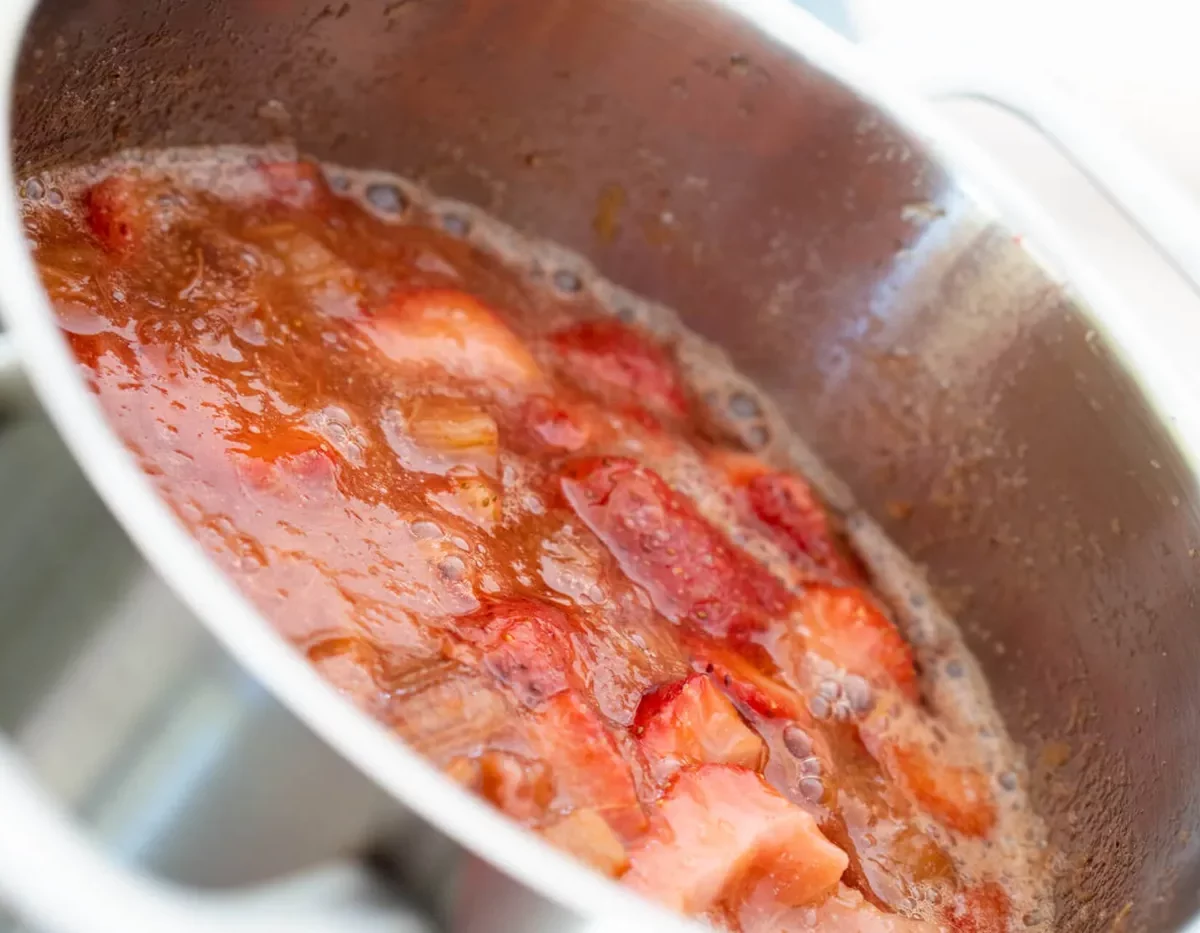 Compote aux fraises et à la rhubarbe