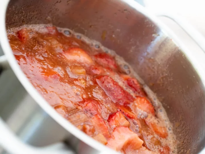 Compote aux fraises et à la rhubarbe