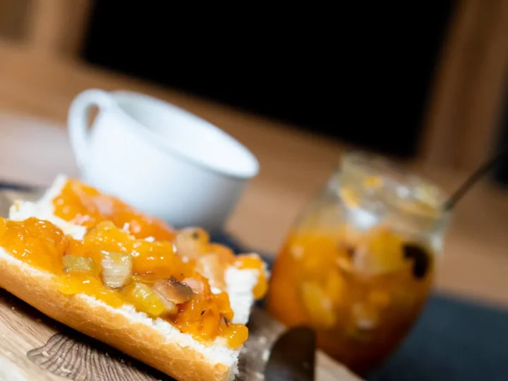 Confiture aux abricots, rhubarbe et amandes effilées