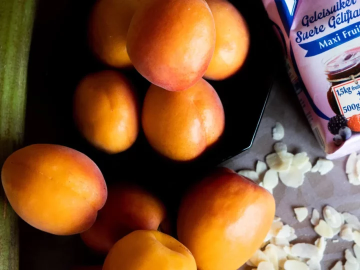 Confiture aux abricots, rhubarbe et amandes éfilées — photo 2