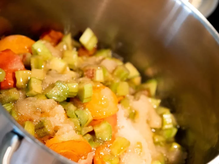 Confiture aux abricots, rhubarbe et amandes éfilées — photo 3