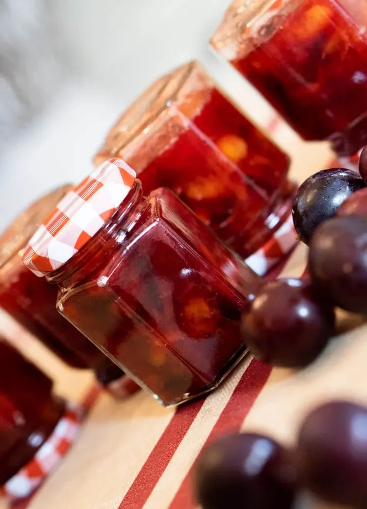 Confitures aux prunes rouges