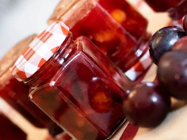 Confitures aux prunes rouges