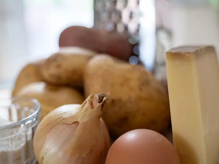 Ingrédients de la crousti-galette de pommes de terre : pommes de terre bio, oignon, ail, œuf, comté, farine et muscade