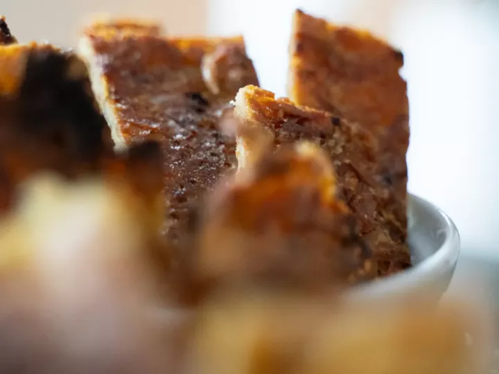 Gros plan sur des morceaux de crousti-galette de pommes de terre bien dorés
