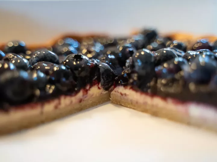 Coupe de la croûte aux myrtilles : pâte sablée aux amandes, crème type flan, purée et myrtilles fraîches