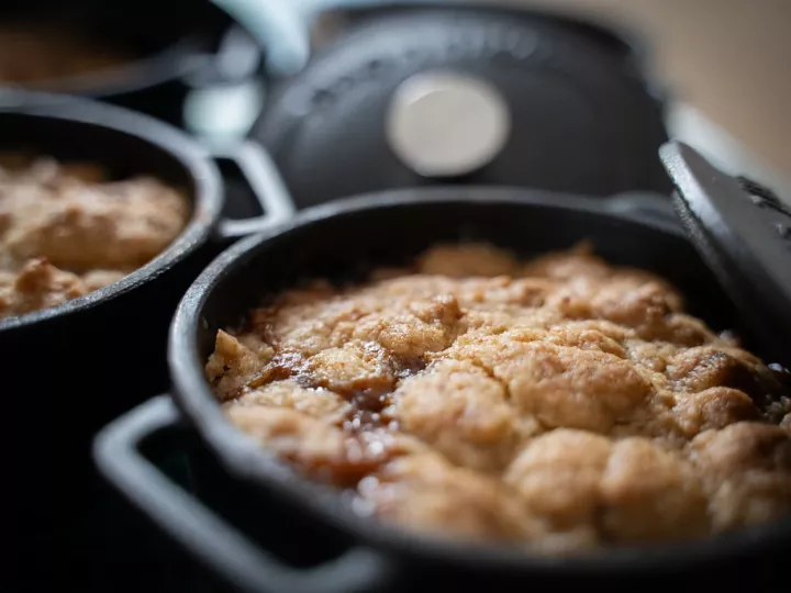 Petits crumbles pomme-poire, le réconfort d’automne en cocotte
