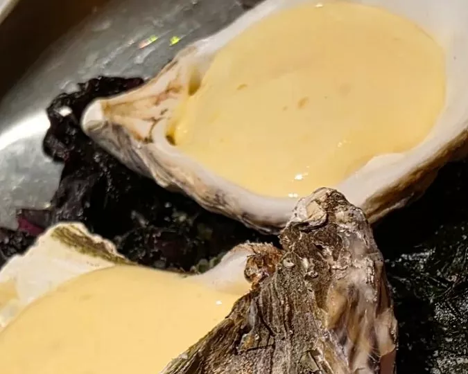 Huîtres nappées de sauce sur lit d'algues, restaurant Étude à Aix-en-Provence