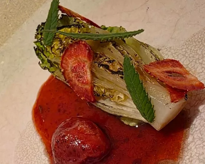 Cœur de laitue grillé et fraise, restaurant Étude à Aix-en-Provence