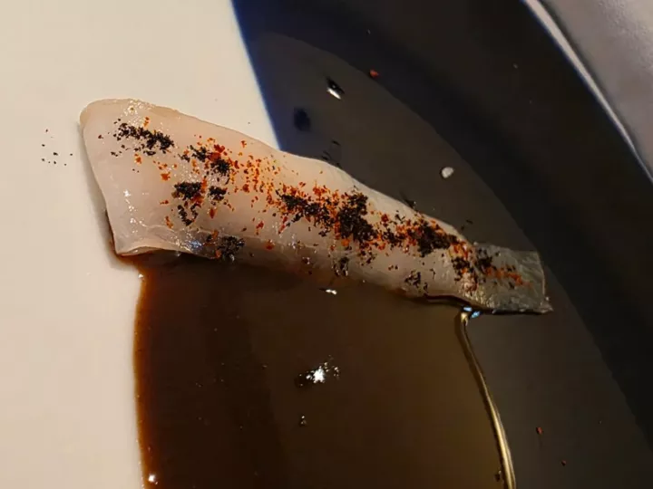 Fine tranche de poisson aux épices sur sauce sombre, restaurant Étude à Aix-en-Provence