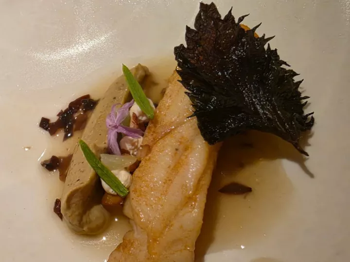 Poisson et feuille de shiso, restaurant Étude à Aix-en-Provence