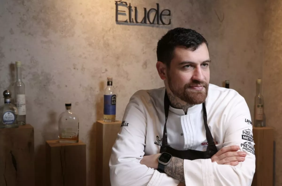 Le chef Loïc Pétri devant l'enseigne du restaurant Étude à Aix-en-Provence