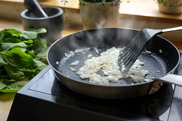 Que signifie le terme « faire suer » en cuisine