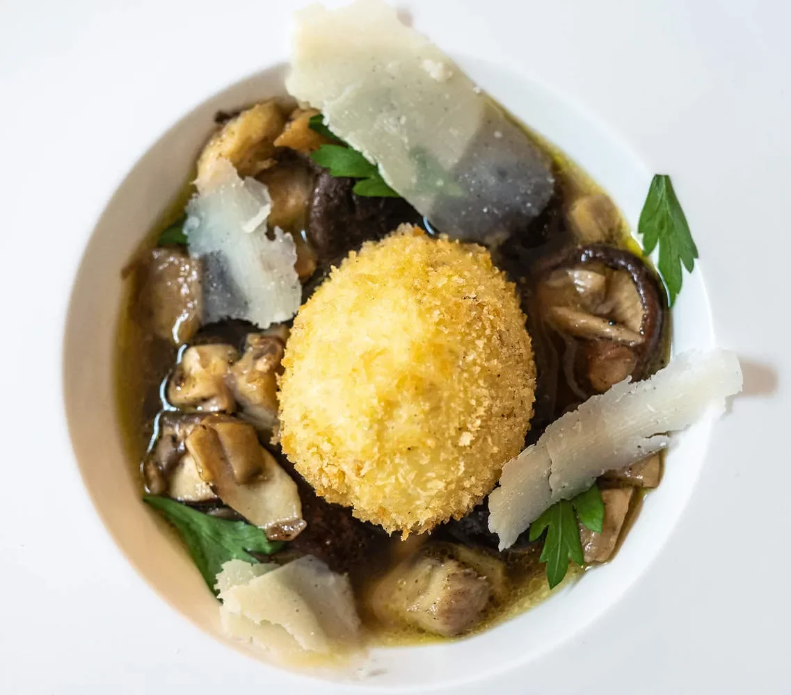 Oeufs mollets panés et bouillon oriental aux champignons