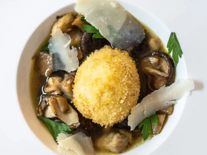 Oeufs mollets panés et bouillon oriental aux champignons
