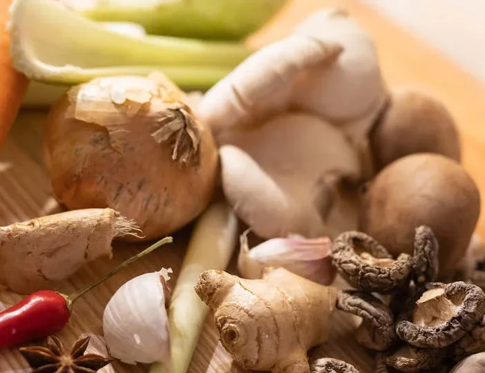 Oeufs mollets panés et bouillon oriental aux champignons — photo 3