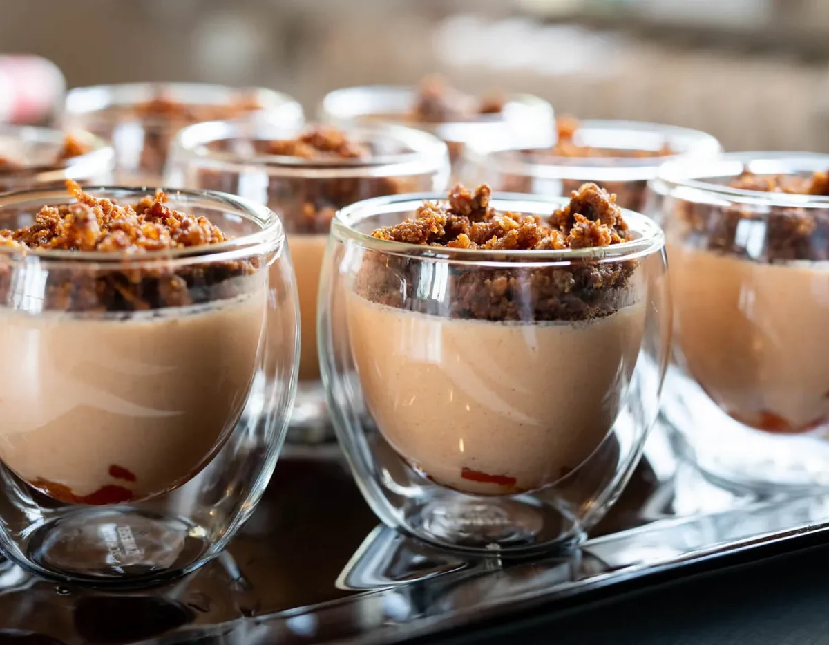 Panna cotta aux poivrons rouges, crumble de chorizo