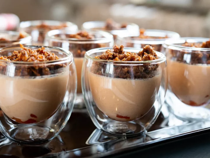 Panna cotta aux poivrons rouges, crumble de chorizo