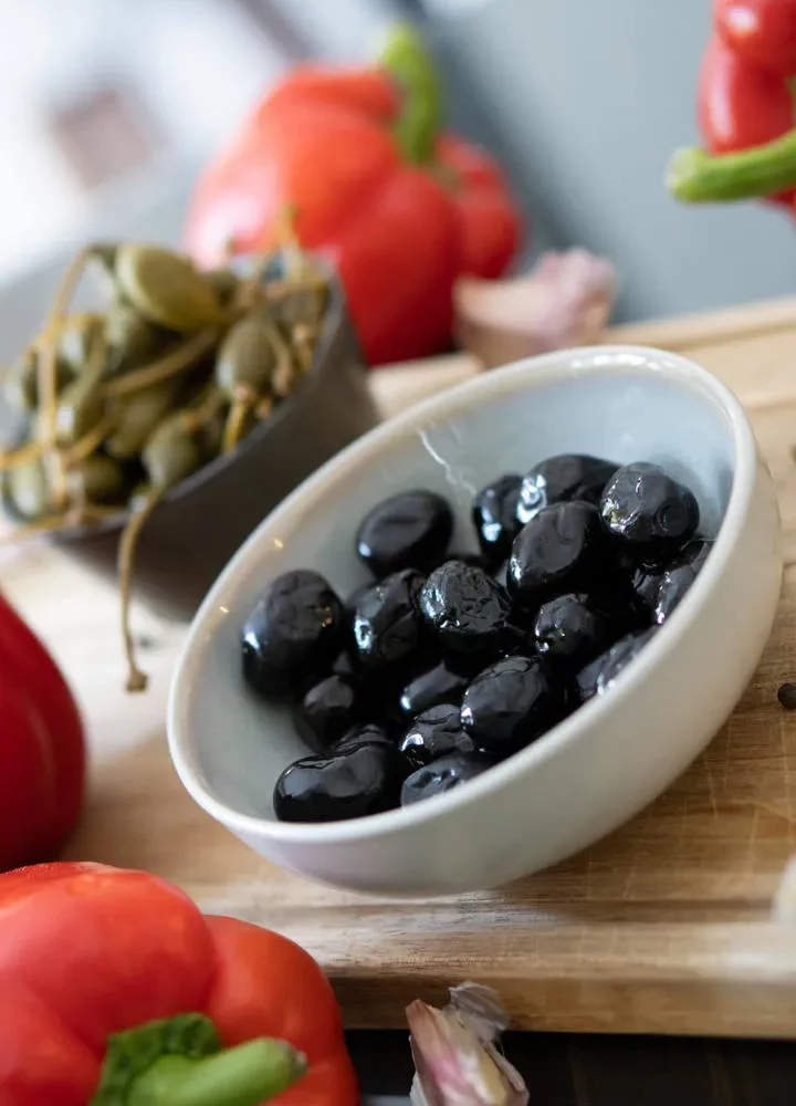 Peperoni in padella con olive e capperi