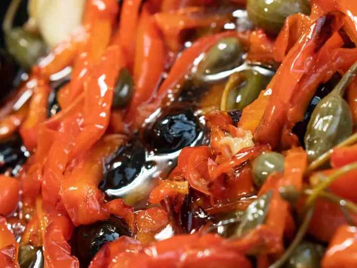 Peperoni in padella con olive e capperi — photo 6