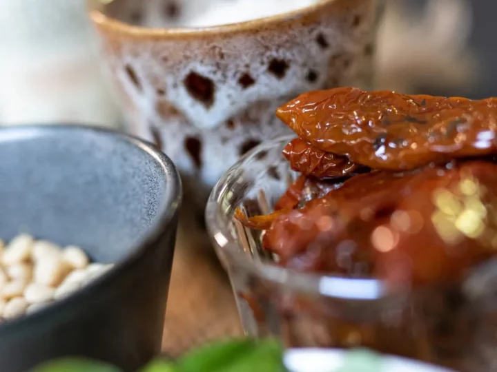 Tomates séchées, pignons de pin et basilic prêts pour le pesto rosso