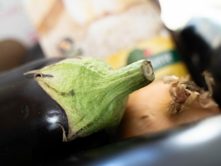 Gros plan sur le pédoncule d'une aubergine bio pour les polpette d'aubergine