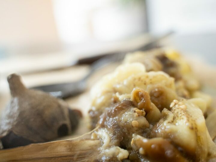 Pulpe d'aubergine fondante récupérée après cuisson, pour les polpette d'aubergine