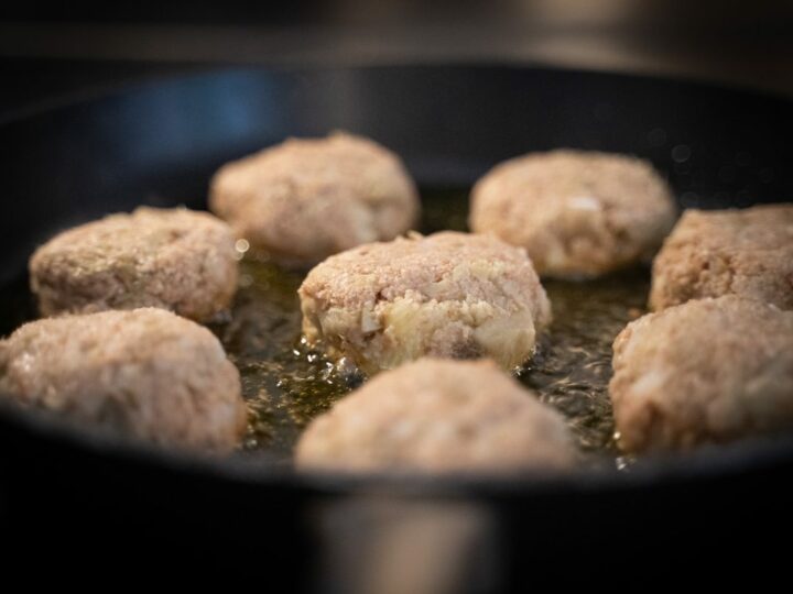 Polpette d'aubergine crues dans l'huile au début de la cuisson à la poêle