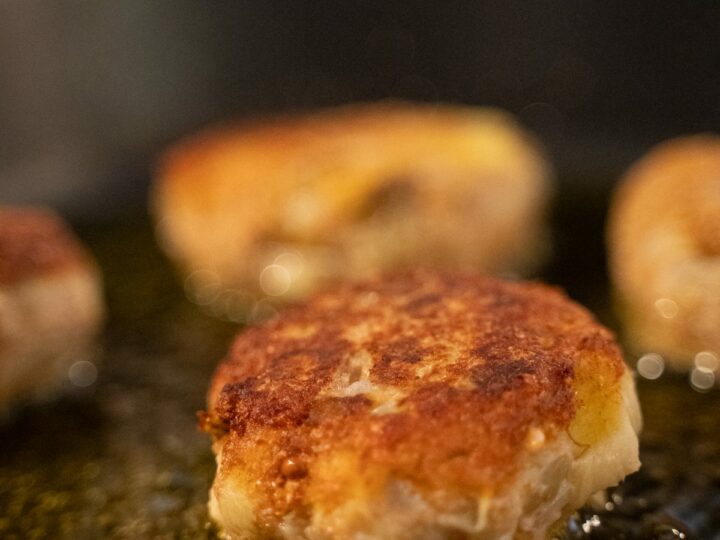 Polpette d'aubergine bien dorées dans l'huile chaude