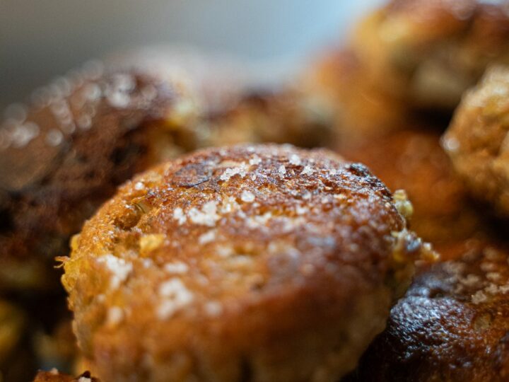 Gros plan sur une polpette d'aubergine dorée à la fleur de sel