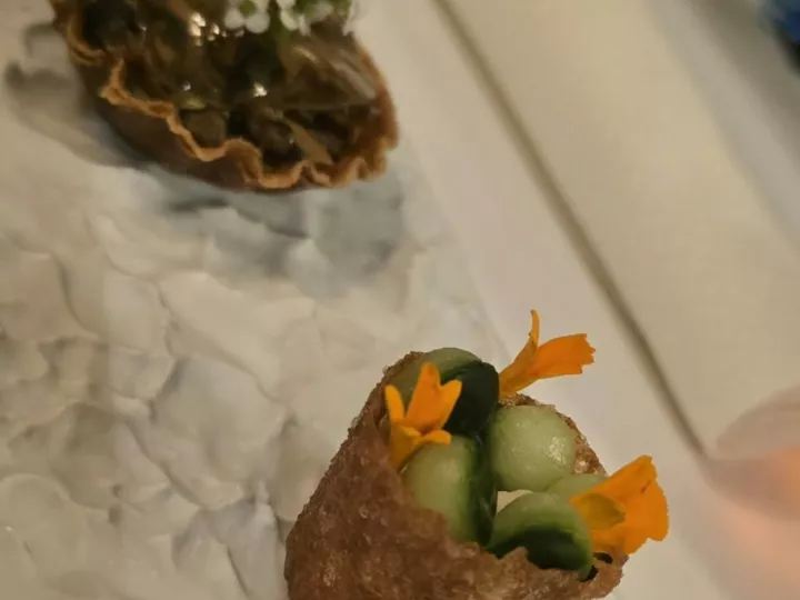 Deux bouchées apéritives sur un plateau blanc texturé, L'Horizon (visite 2025)