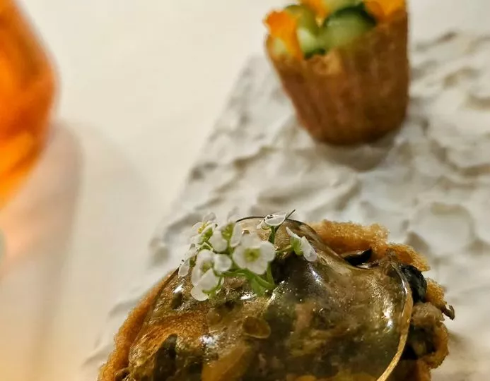 Tartelette et cornet garnis de fleurs comestibles, L'Horizon (visite 2025)