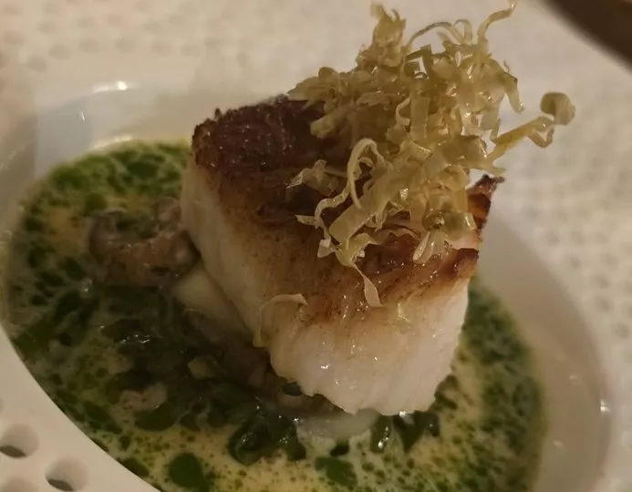 Pavé de poisson doré et croustillant sur une sauce verte, L'Horizon (visite 2025)