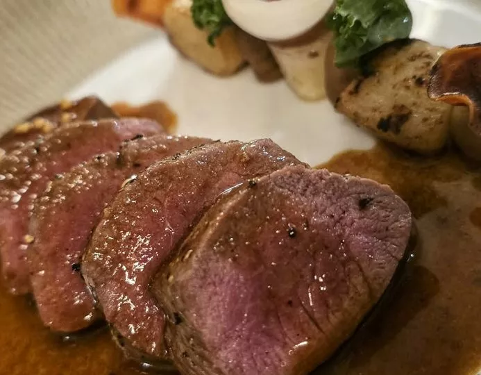 Tranches de viande rosée nappées de jus, L'Horizon (visite 2025)