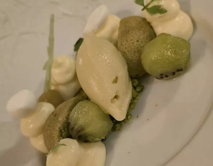 Dessert à la crème, quenelle glacée et kiwi, L'Horizon (visite 2025)