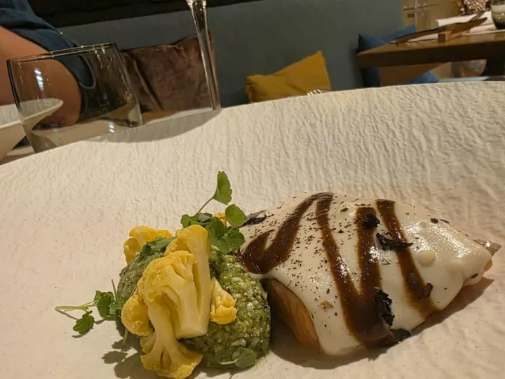 Omble chevalier nappé de sauce crémeuse et de jus brun, chou-fleur jaune et purée verte, chez Luma