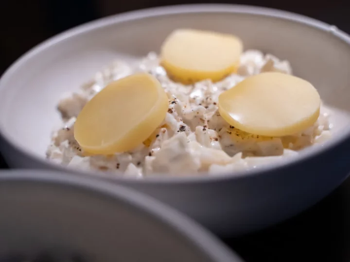 Bol de risotto de céleri surmonté de trois disques de comté