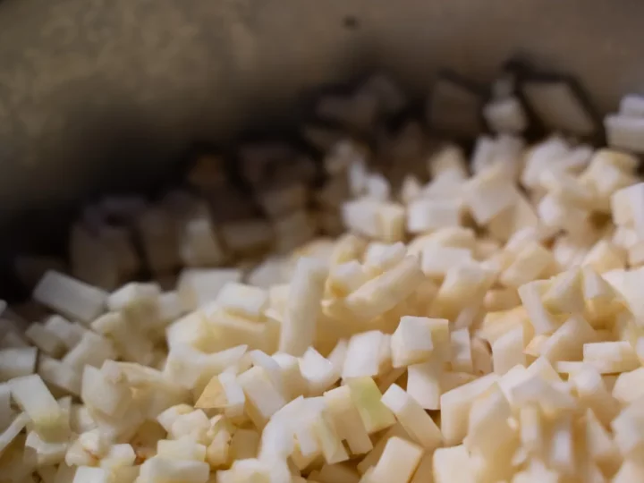 Brunoise de céleri rave dans la casserole