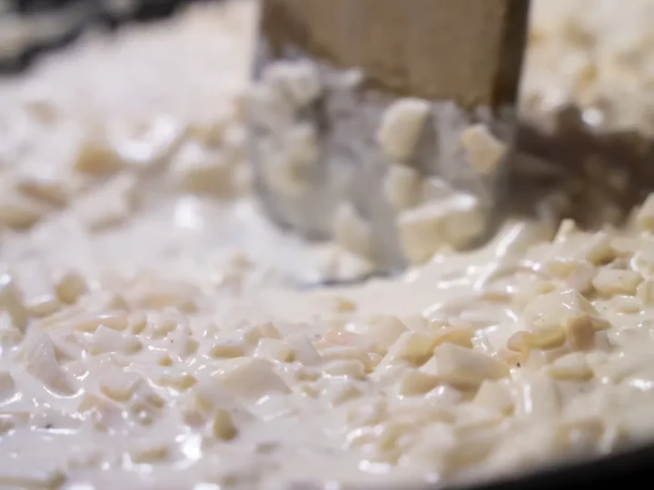 Brunoise de céleri liée à la crème, mélangée à la spatule en bois