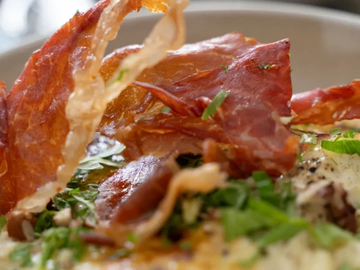 Chips de jambon serrano croustillant dressés sur le risotto de céleri