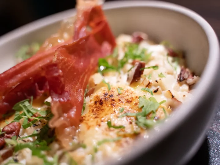 Bol de risotto de céleri rave, comté gratiné et chips de jambon serrano