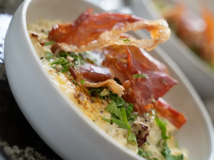 Risotto de céleri rave au comté gratiné au chalumeau, jambon serrano croustillant et noix de pécan