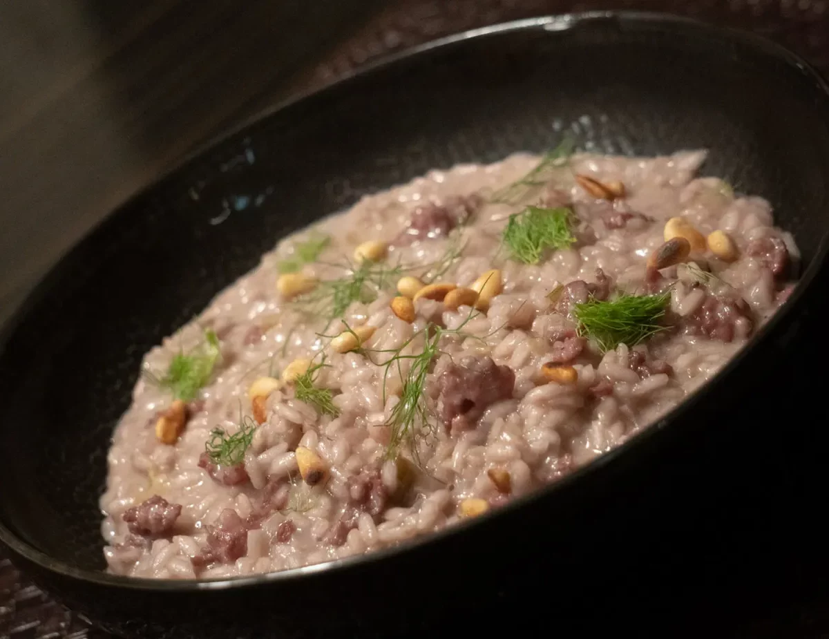 Risotto d'hiver au vin rouge, saucisse italienne, fenouil et fontine