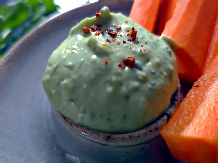 Sauce verte avocat-coriandre, le dip qui disparaît avant l’apéro