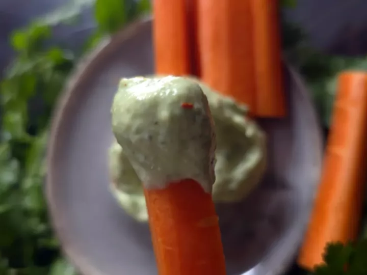 Bâtonnet de carotte nappé de sauce verte à l'avocat et à la coriandre